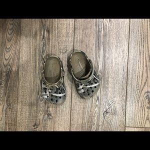 Toddler camo crocs- size 6/7